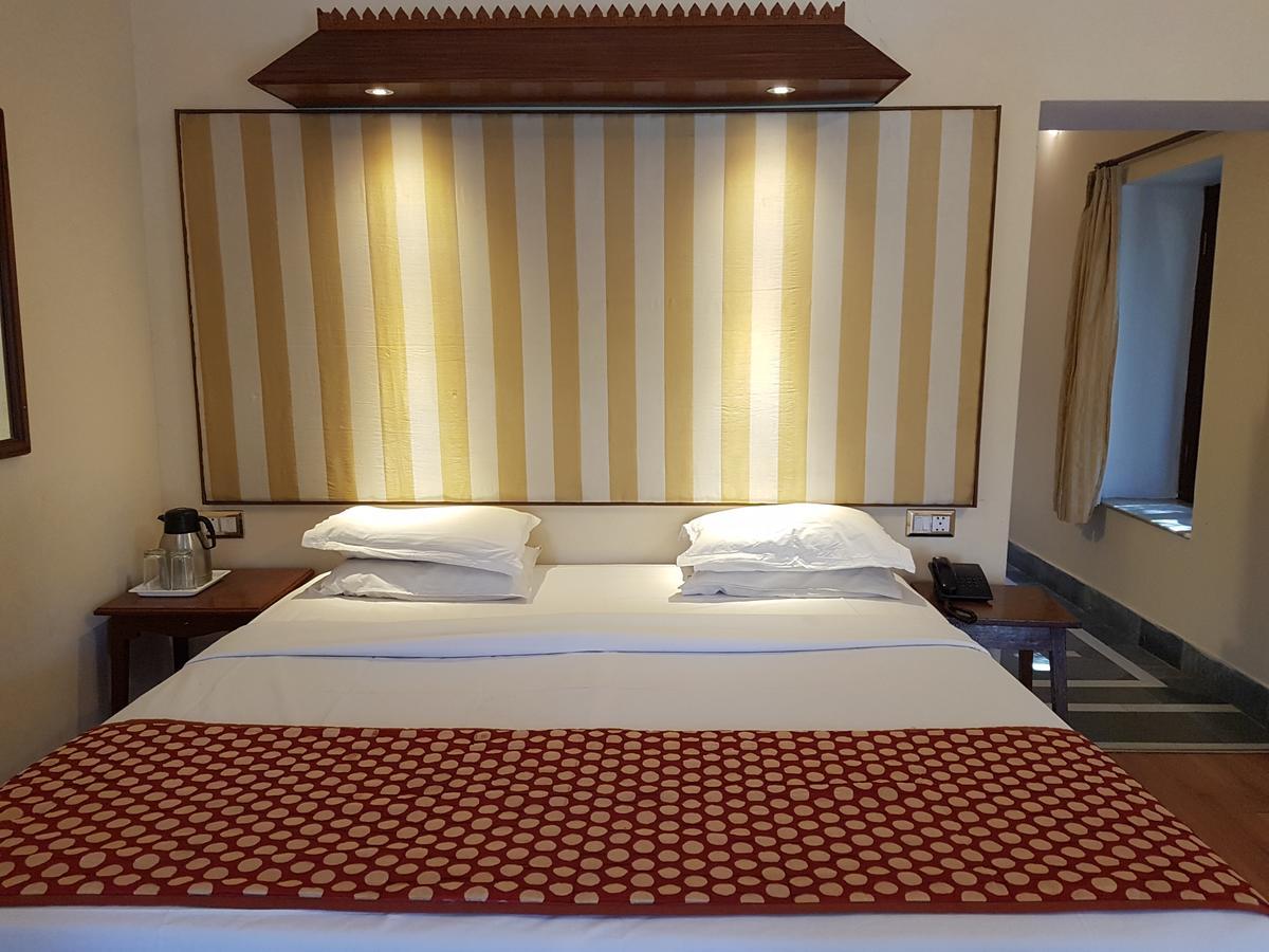 Kesar Bhawan Palace Abu Zewnętrze zdjęcie