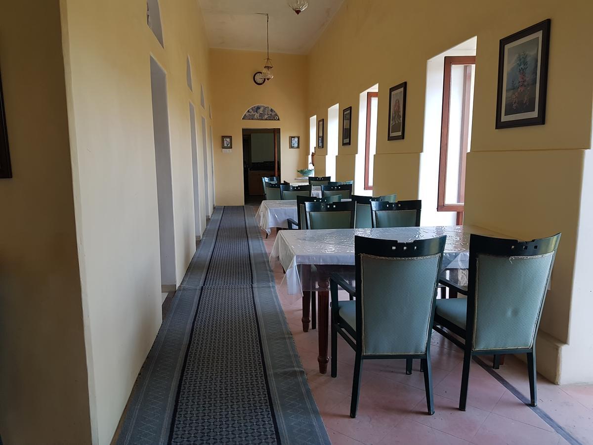 Kesar Bhawan Palace Abu Zewnętrze zdjęcie
